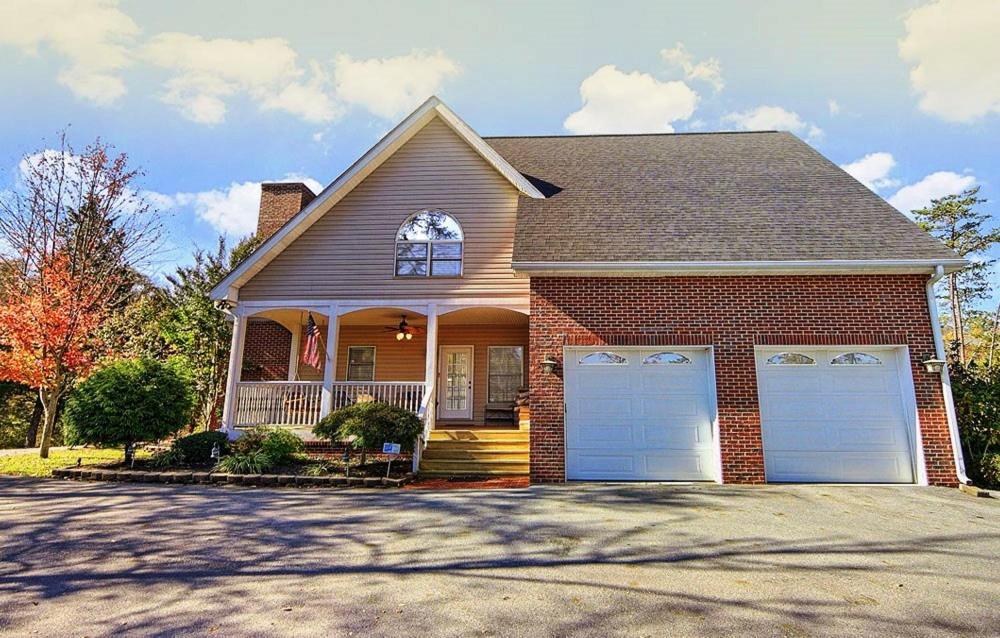 Smokie Mountain Lake House On Douglas Lake - 11 Bedrooms, 6 Bathrooms Sleeping 30 - Lakefront, Secluded, Private, Gated, Personal Boat Dock, Hot Tub , Theater Room, Games Room, Hot Tub, Indoor & Outdoor Kitchens Sevierville Exterior photo
