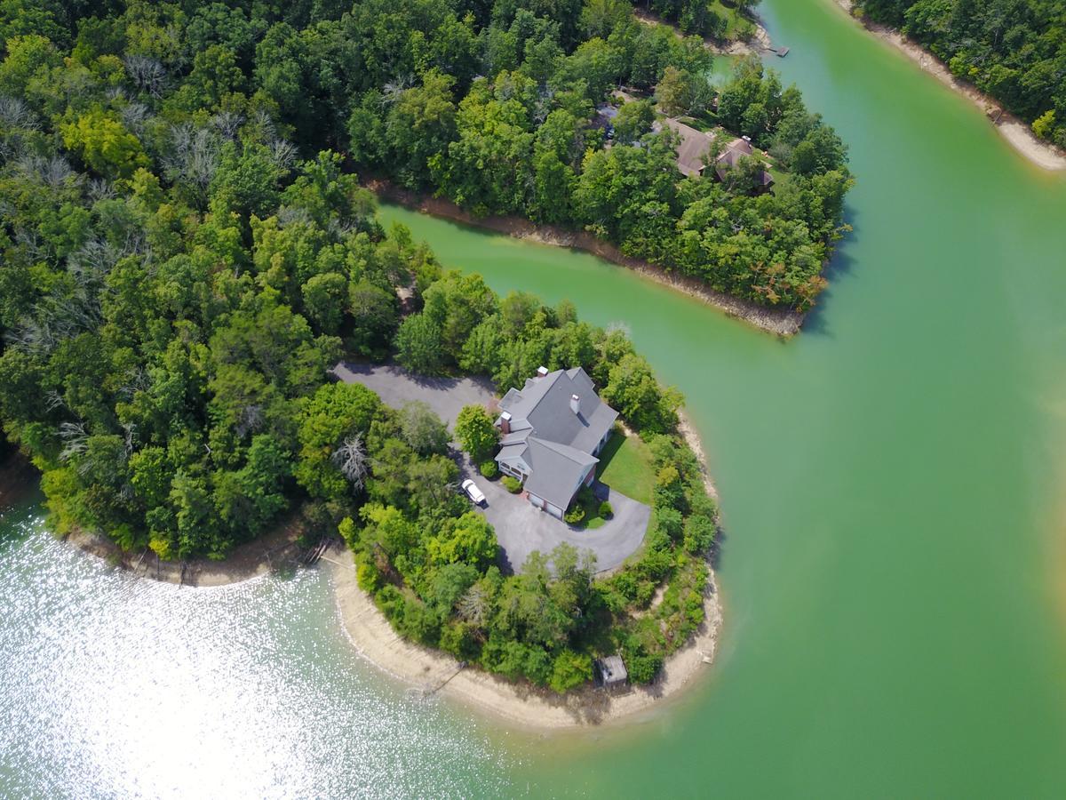 Smokie Mountain Lake House On Douglas Lake - 11 Bedrooms, 6 Bathrooms Sleeping 30 - Lakefront, Secluded, Private, Gated, Personal Boat Dock, Hot Tub , Theater Room, Games Room, Hot Tub, Indoor & Outdoor Kitchens Sevierville Exterior photo