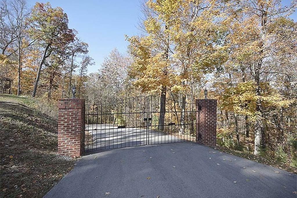 Smokie Mountain Lake House On Douglas Lake - 11 Bedrooms, 6 Bathrooms Sleeping 30 - Lakefront, Secluded, Private, Gated, Personal Boat Dock, Hot Tub , Theater Room, Games Room, Hot Tub, Indoor & Outdoor Kitchens Sevierville Exterior photo